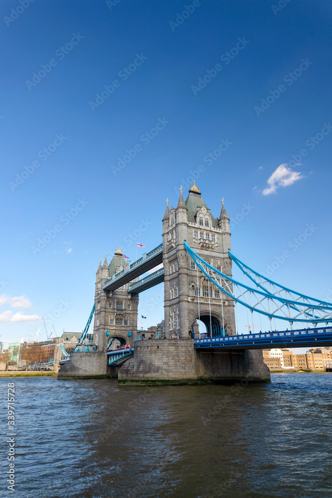 Obraz premium A view of the Tower Bridge in the shade during a sunny and clear day.
