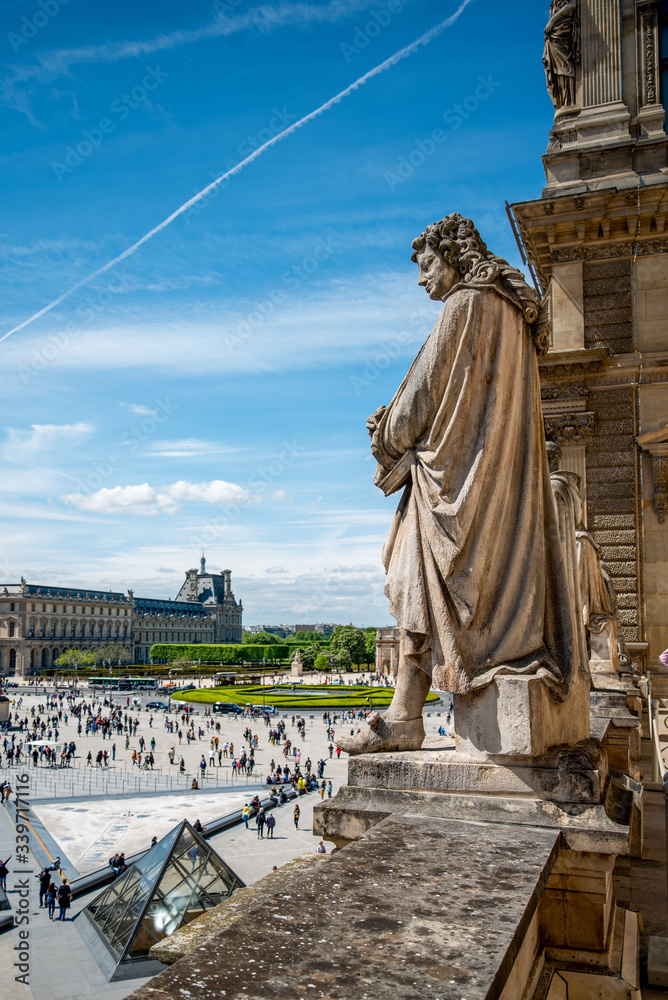 Φωτογραφία Statue of a person looking down to the Square of Louvre Palace, Paris/France