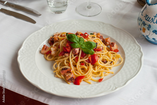 Spaghetti al pomodoro con basilico e polipo.
