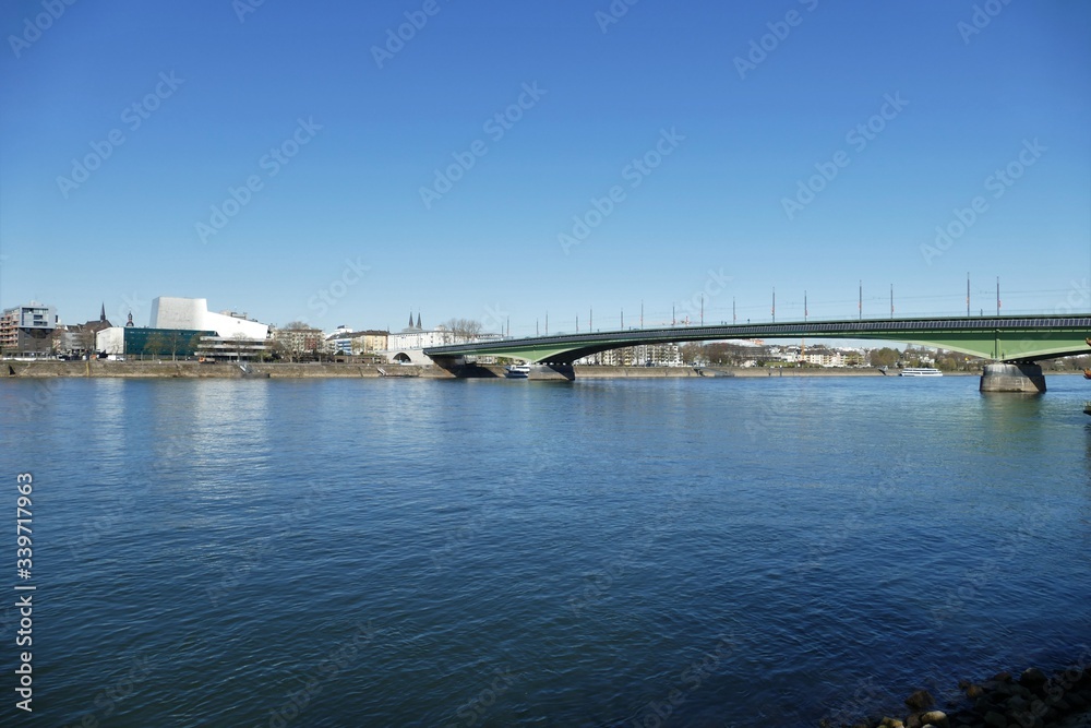 Panorama mit Oper und Kennedybrücke in Bonn am Rhein