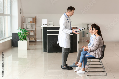 Εκτύπωση καμβά Male doctor with patients in hall of clinic