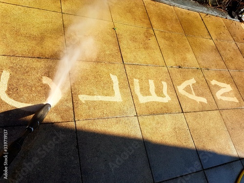 Mit wasserhochruck balkonplatten reinigen