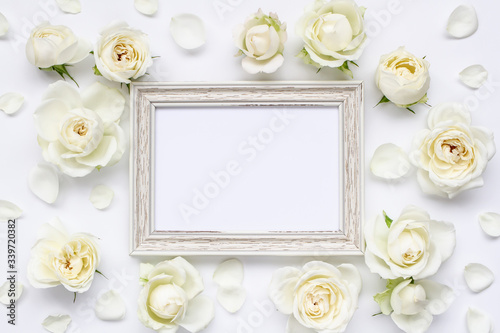 白い花 フレーム 白バラの招待状