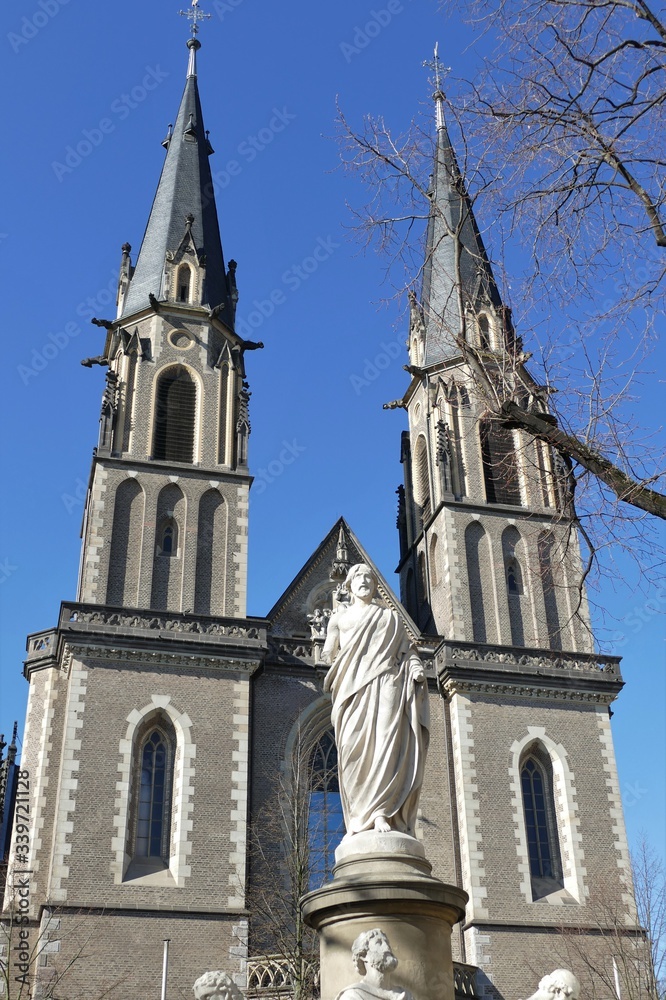 Stiftskirche mit Figur am Christusbrunnen in Bonn am Rhein