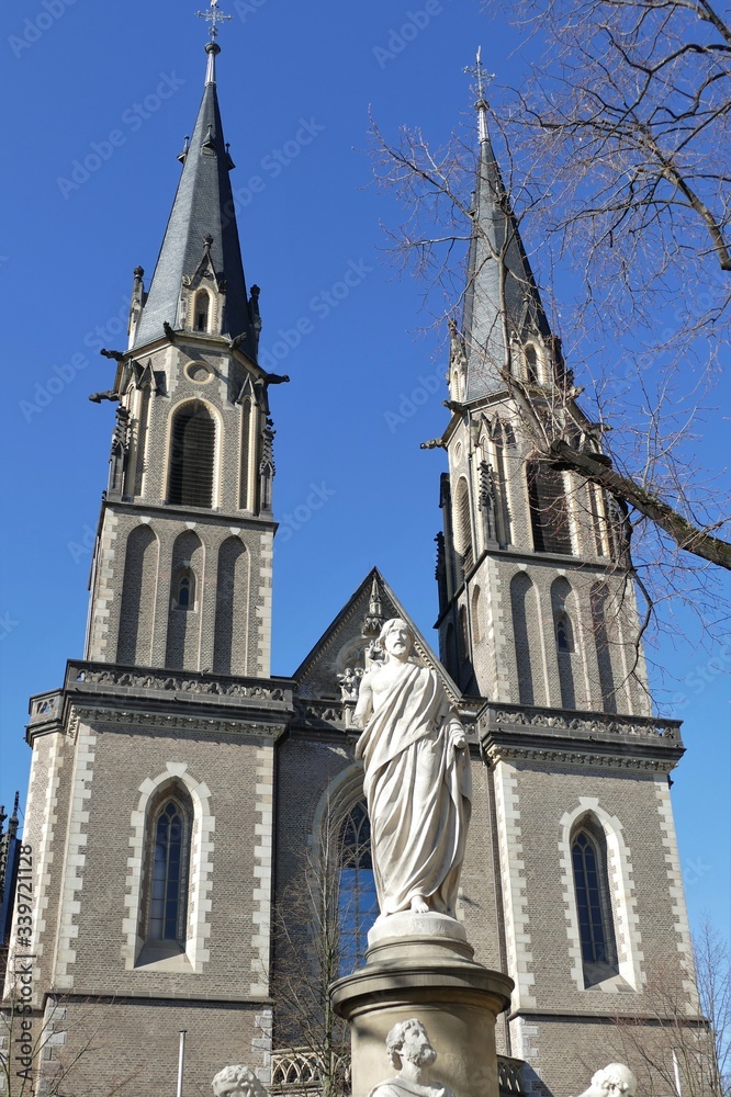 Stiftskirche mit Figur am Christusbrunnen in Bonn am Rhein Stiftskirche mit Figur am Christusbrunnen in Bonn am Rhein