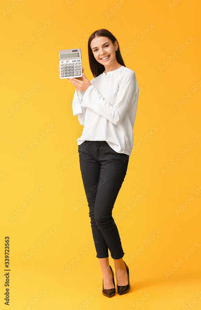 Young woman with calculator on color background - obrazy, fototapety, plakaty 