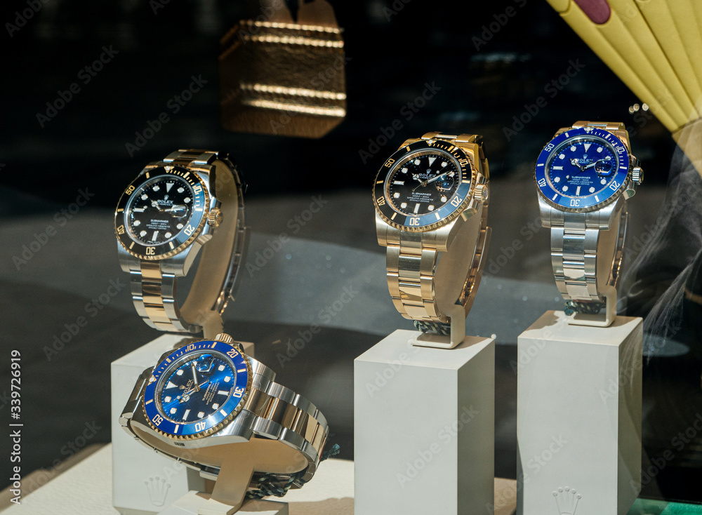 Barcelona, Spain - Jun1 1, 2018: Modern new last collection of luxury wrist  Swiss watch manufactured by Rolex Submariner model in the official store  distributor store showcase in central Barcelona foto de