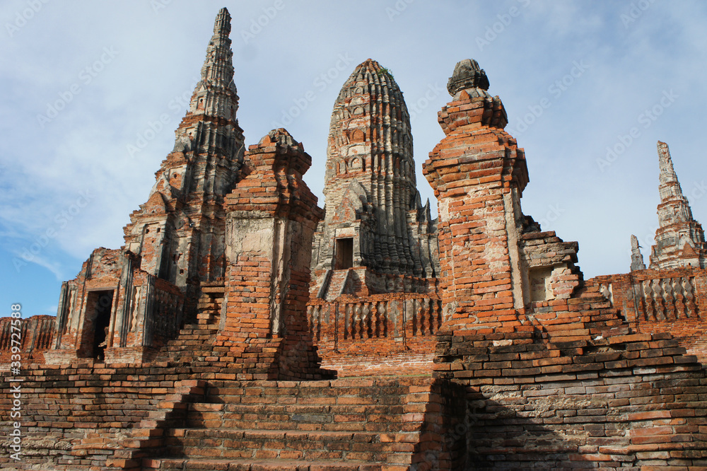 Naklejka premium Pillars Guarding Prang and Chedi