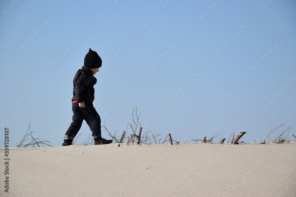 dziecko, plaża, wiosna, jesień, zabawa, słońce, hartowanie, czapka, kurtka, miki, czarny, piasek, radość, dzieciństwo, Kołobrzeg, wydmy, Morze Bałtyk, morze, bałtyckie, spacer, pustynia,