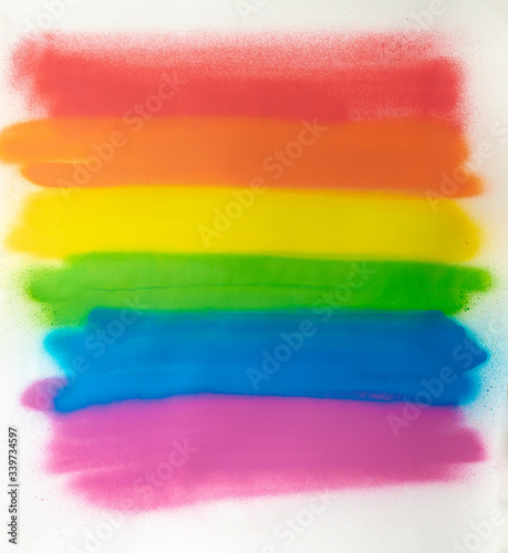 Bandera LGTBI+ O LGTB realizada con sprays de colores sobre papel blanco 