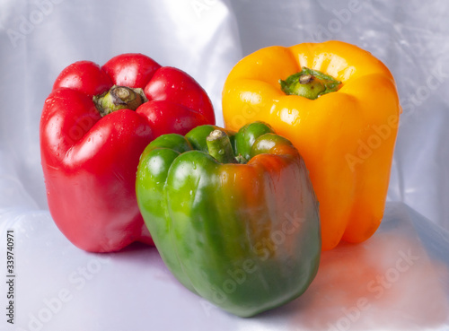 vegetales pientos de colores sobre fondo blanco