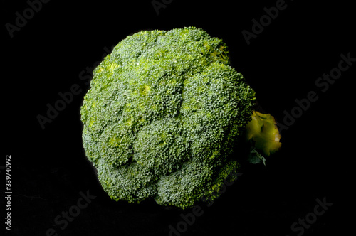 vegetales brocoli sobre fondo negro