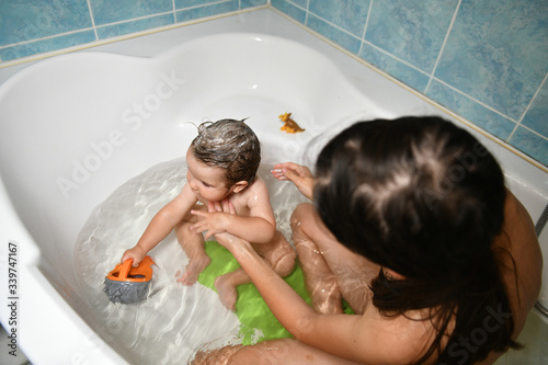 Εκτύπωση καμβά Mom washes the babys head