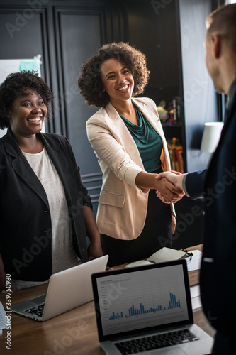 Canvas Print Business partners shaking hands in agreement