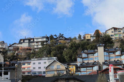 Pueblo de casas entre arboles y nieve © jegomezcce