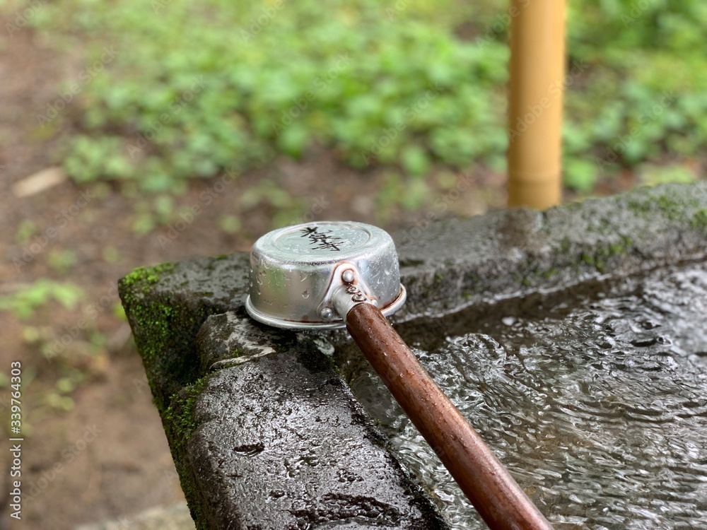 translation: tyozu (A place to wash your hands before entering the shrine) translation: tyozu (A place to wash your hands before entering the shrine)