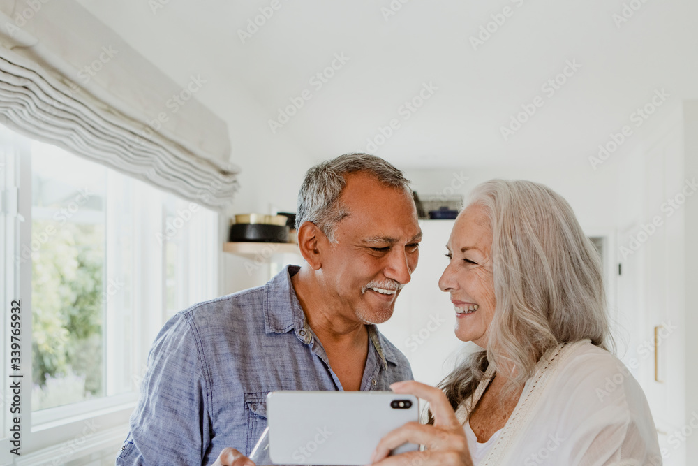 Obraz premium Senior couple taking a selfie