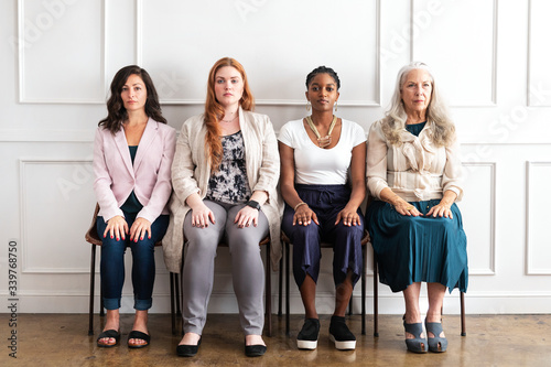 фотографія Women sitting in a row