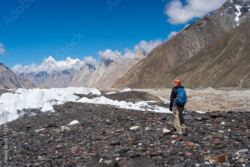 Fotografía A trekker looking to Paiju mountain peak in K2 base camp trekking route, Karakor