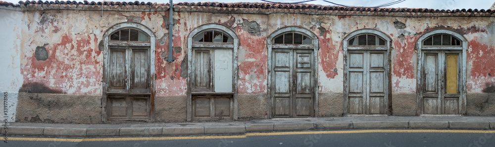 San Sebastián street view of a old house