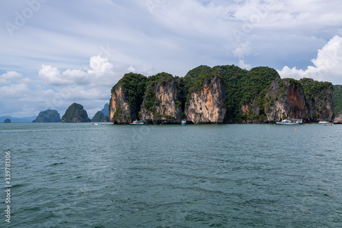 Obraz na płótnie Beautiful landscape of limestone islands and emerald color water in Phang-Nga bay national park near Phuuket Thailand. w salonie