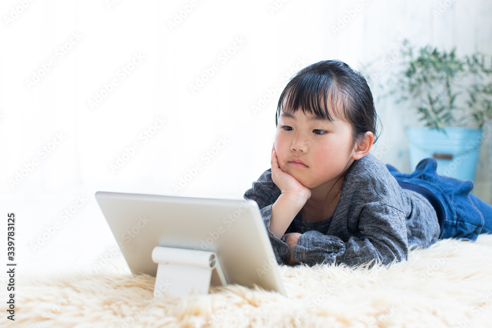タブレット端末を見る子ども タブレット端末を見る子ども