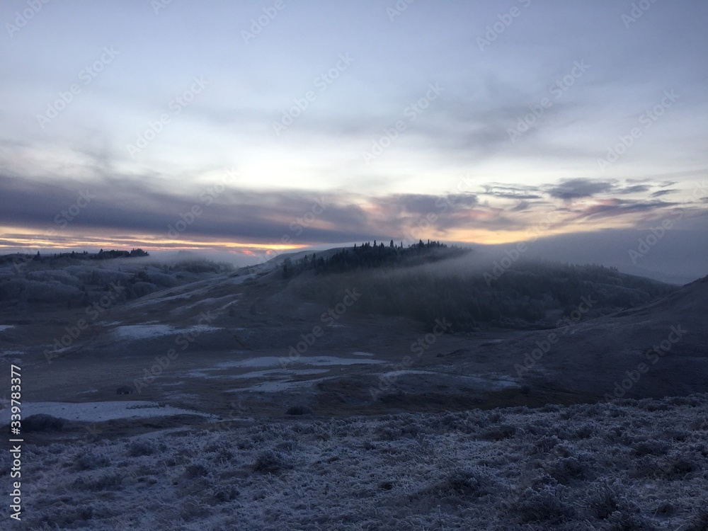 Obraz premium sunrise in the mountains of winter