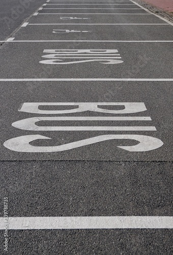 Obraz na płótnie marked parking spaces for buses w salonie