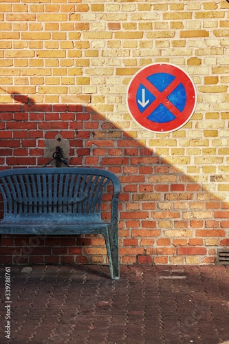 Obraz na płótnie Parking in front of this bench is prohibited w salonie