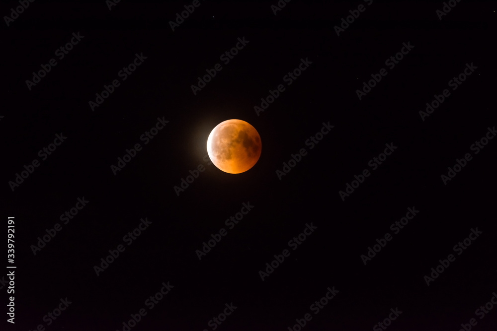 leuchtend oranger mond bei einer mondfinsternis
