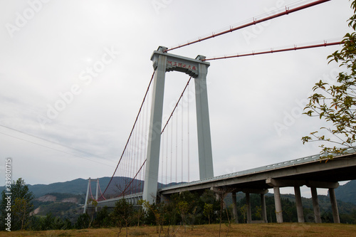 横跨2岸的铁索桥