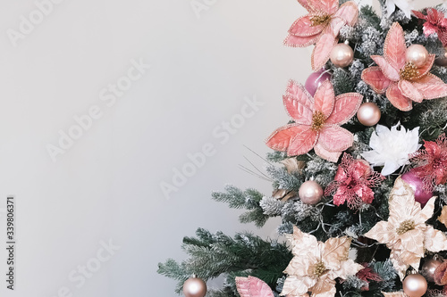 Fototapeta Naklejka Na Ścianę i Meble -  Christmas toys and white balls on a Christmas tree