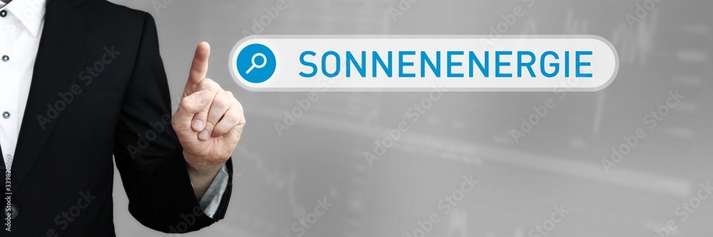 Sonnenenergie. Mann im Anzug zeigt mit dem Finger auf ein Suchfeld. Der Begriff Sonnenenergie steht in der Suche. Symbol für Business, Finanzen, Statistik, Analyse, Wirtschaft Sonnenenergie. Mann im Anzug zeigt mit dem Finger auf ein Suchfeld. Der Begriff Sonnenenergie steht in der Suche. Symbol für Business, Finanzen, Statistik, Analyse, Wirtschaft