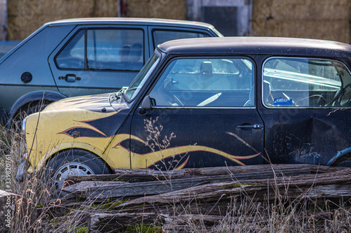 mini cooper auto alt schrott gelb schwarz mit feuermuster schrottplatz schrottreif 
 photo