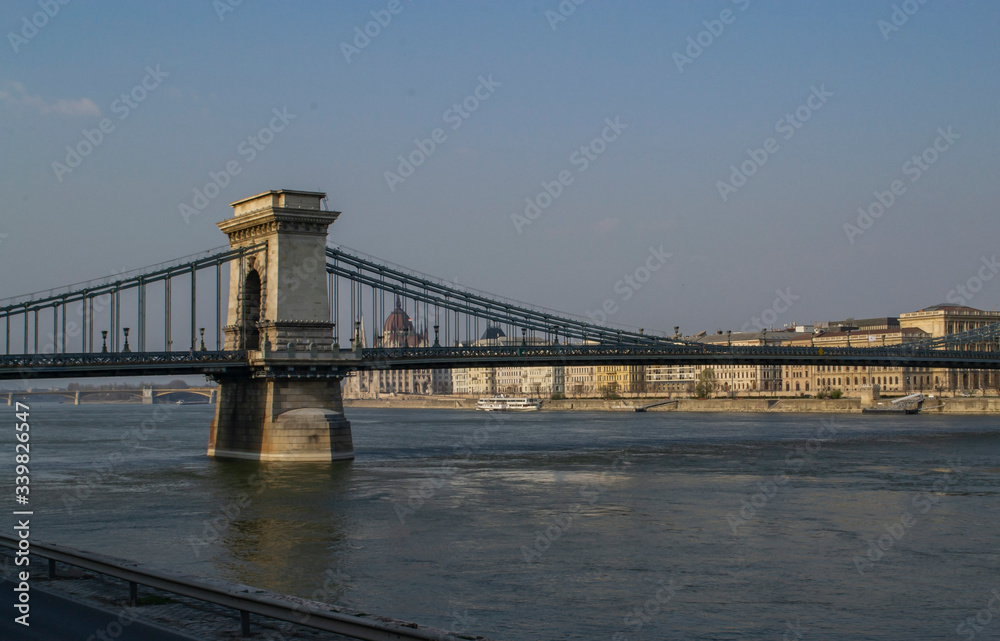 Obraz premium View of the Danube River and the Chain Bridge or Secheni Lanzhid