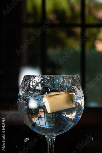 Tappo lanciato nel bicchiere d'acqua photo