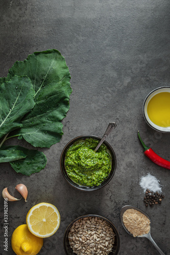 Obraz na płótnie Zutaten für ein Pesto aus Kohlrabiblättern und Sonnenblumenkernen auf einem dunklen Hintergrund w salonie