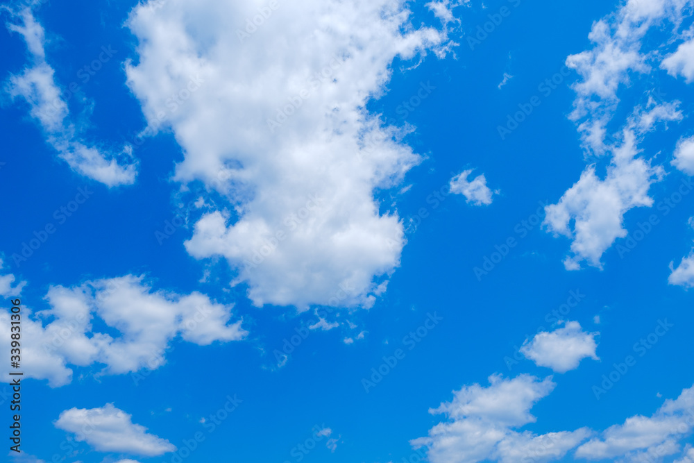 Obraz premium 【写真素材】 青空 空 雲 春の空 背景 背景素材 4月 コピースペース 