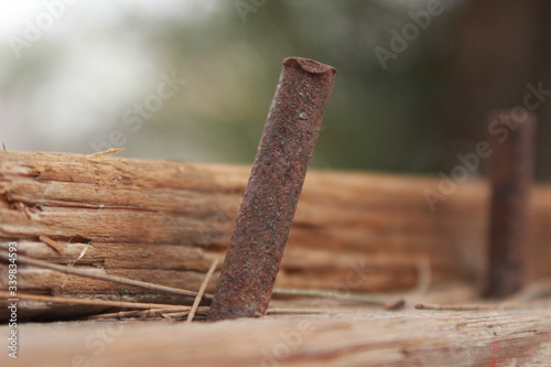 Fototapeta Naklejka Na Ścianę i Meble -  clavo oxidado sobre madera
