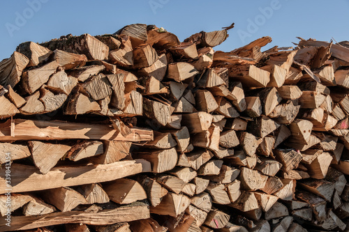 Ein Haufen gestapeltes Brennholz / Kaminholz (Holzwirtschaft)