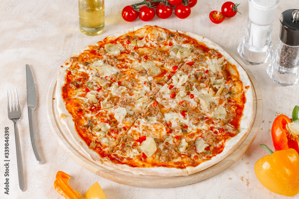 Pizza with tuna and artichokes