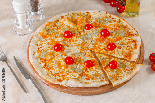 Obraz na płótnie Pizza quattro formaggi w salonie