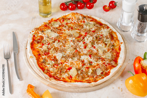 Pizza with tuna and artichokes
