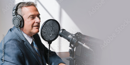 Obraz na płótnie Businessman recording his own show