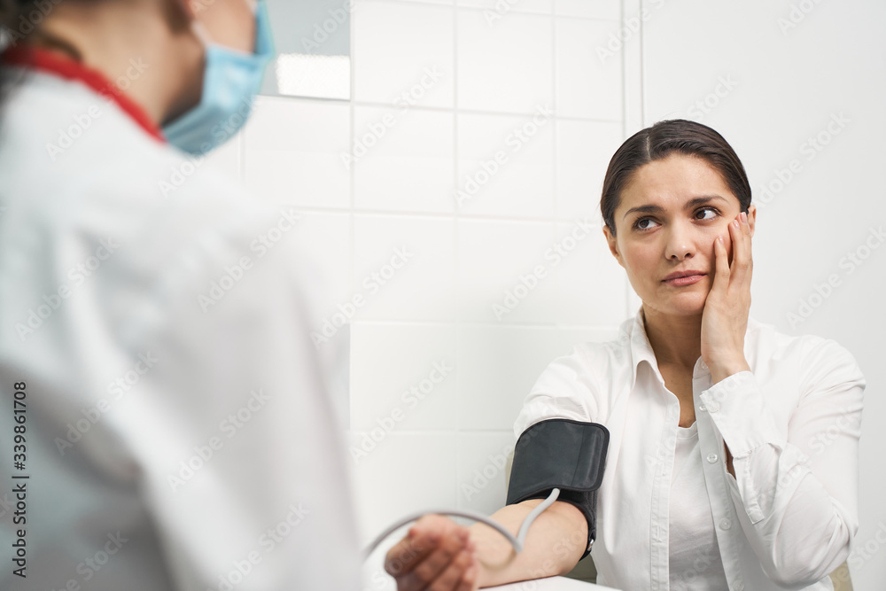 Obraz premium Young brunette girl looking at her practitioner