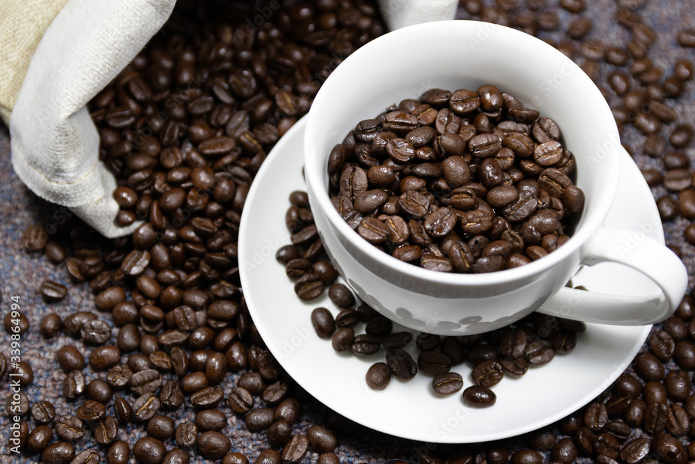 Fototapeta premium Coffee beans, white coffee mugs on the table