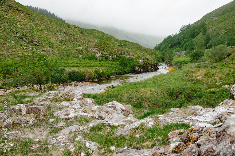 Fototapeta premium Schottland Highlands tal fluss glen shield