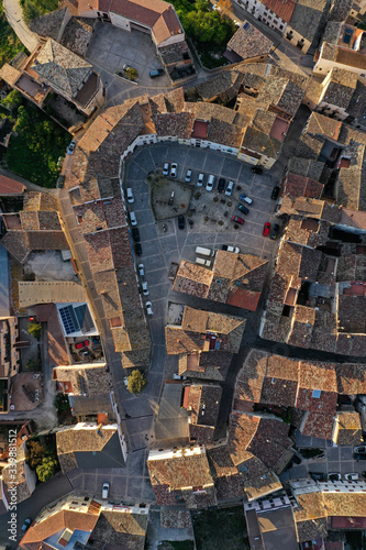 Paisaje a vista de drone del pueblo medieval de La Llacuna en Catalunya, España