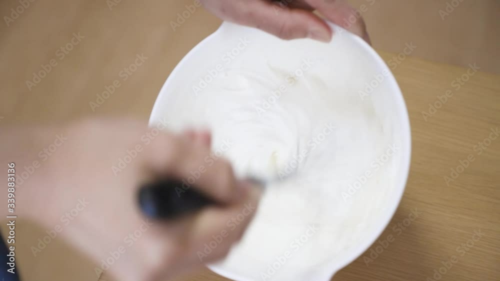 フルーツサンドを作る様子、クリームをつくる。