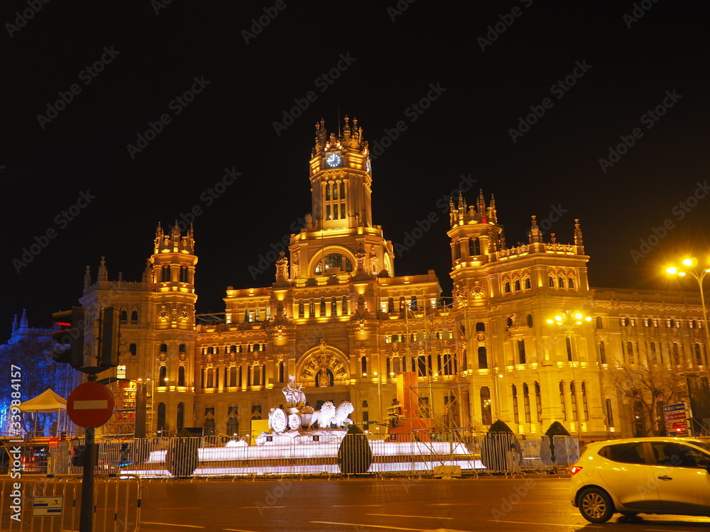 Ayuntamiento de Madrid, edificio histórico iluminado de noche.
